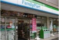 コンビニ　ファミリーマート新宿税務署通り店（コンビニ）まで133m