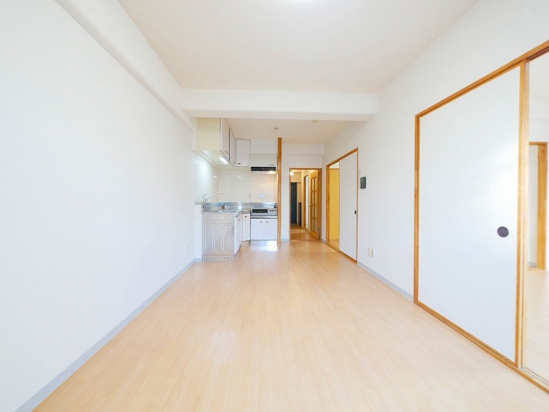 居室・リビング　リフォーム済みで温かみのある内装のお部屋です♪