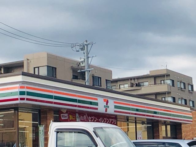 コンビニ　セブンイレブン（コンビニ）まで360m
