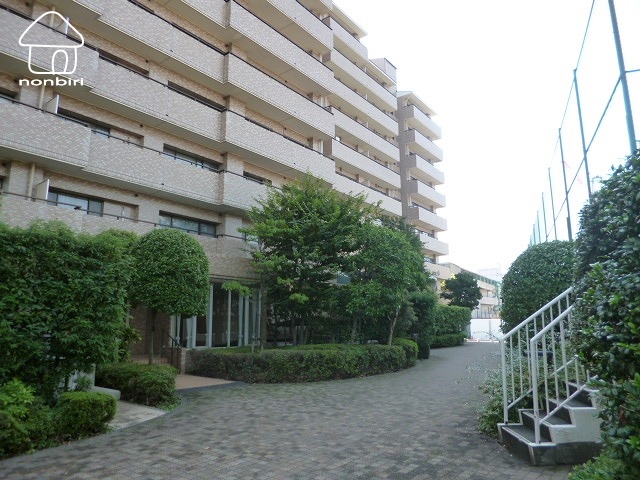 エントランス　建物の前はゆとりがあります