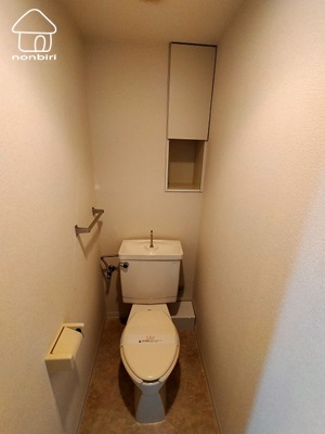トイレ　トイレットペーパが隠せる棚があります