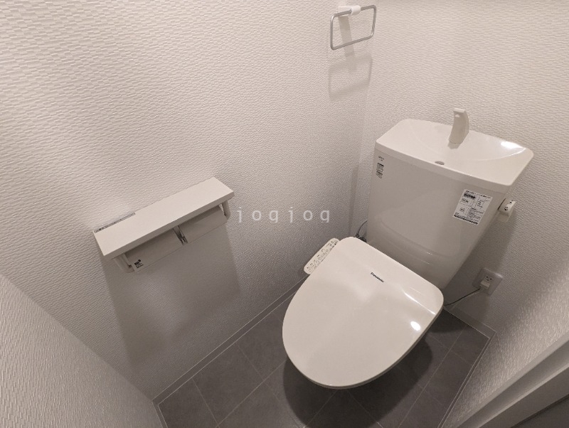 トイレ　嬉しい温水洗浄便座付きのトイレです。