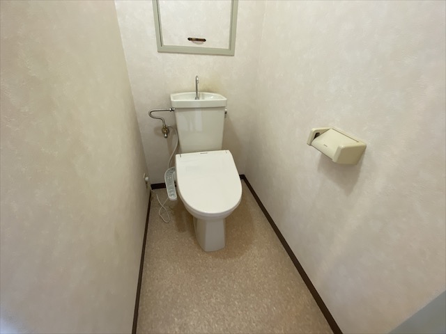 トイレ　温水洗浄便座付きのトイレです♪