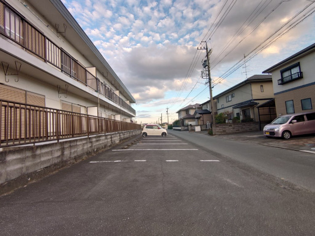 【浜松市中央区西ケ崎町のアパートの駐車場】