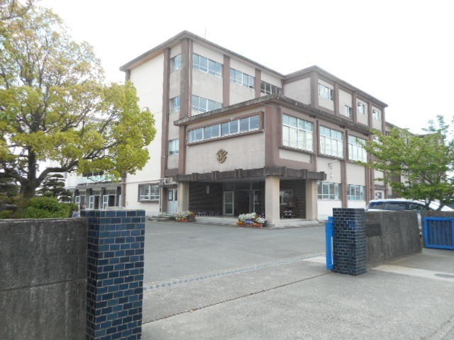 【浜松市中央区西ケ崎町のアパートの小学校】