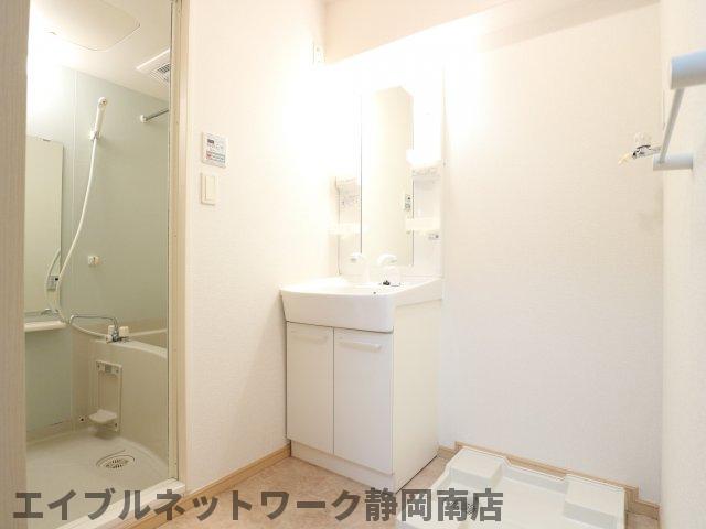 洗面設備　明るい洗面所です