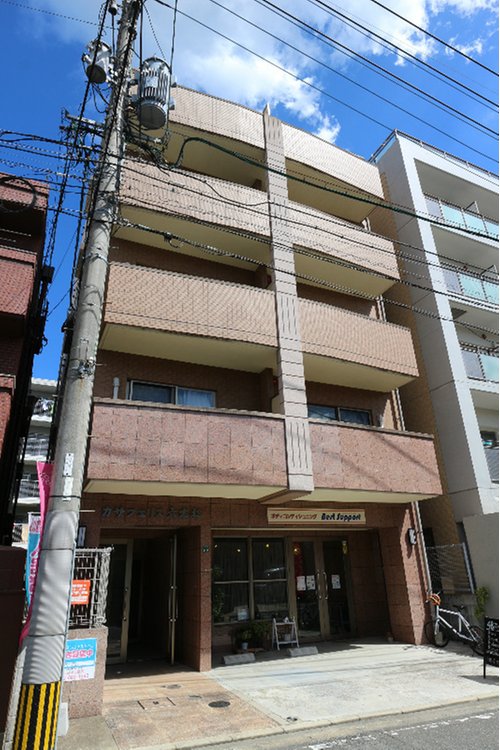 福岡市中央区六本松のマンションの建物外観