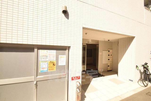 【大阪市中央区日本橋のマンションのエントランス】