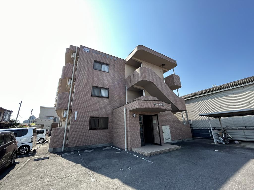 建物外観　鉄筋コンクリート造り・南ベランダです。