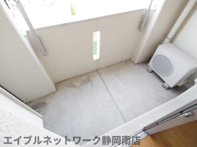バルコニー　暖かな日差しのふりそそぐバルコニー