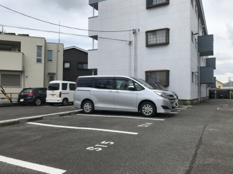 【知立市新林町のアパートの駐車場】