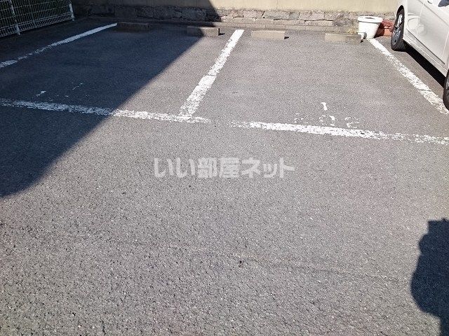 【和歌山市布施屋のアパートの駐車場】