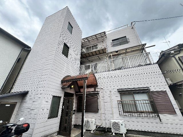 京都市右京区梅津中村町のマンションの建物外観