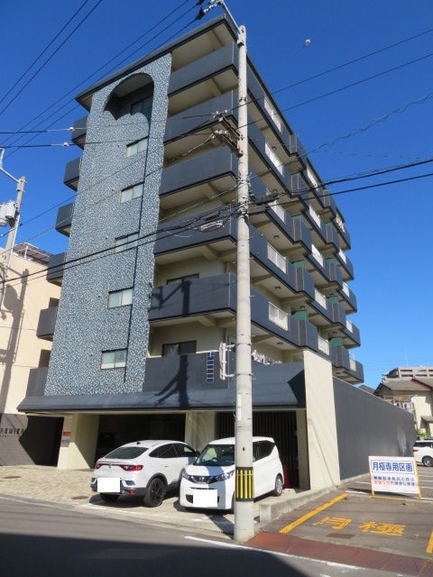 高松市塩上町のマンションの建物外観