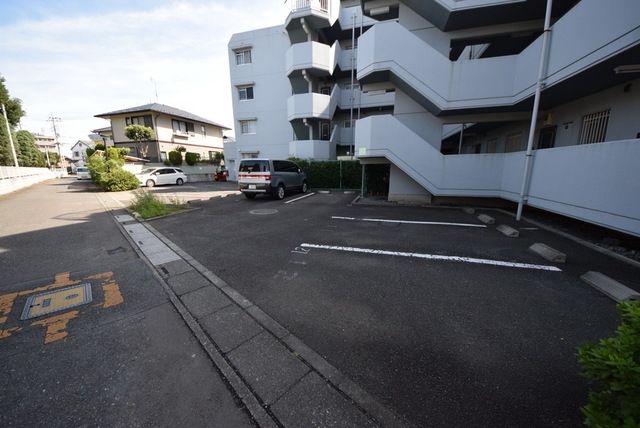 【鶴ヶ島市松ヶ丘のマンションの駐車場】