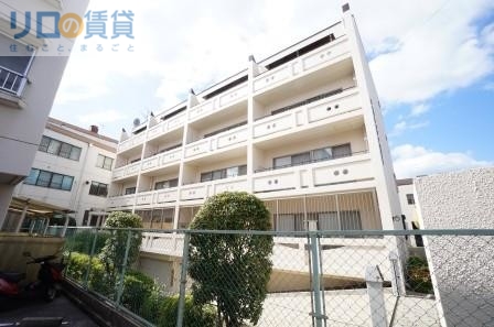 【宝塚市光明町のマンションの建物外観】