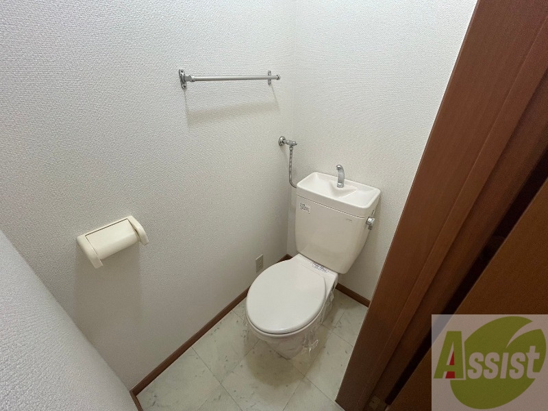トイレ　トイレです。タオル掛けもついて便利ですね。