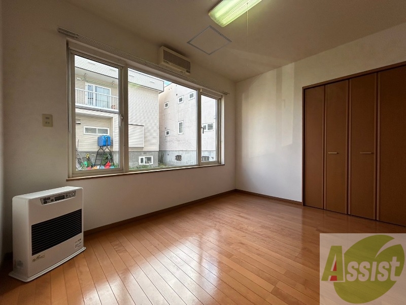 その他部屋・スペース　寝室はこちらです。光が差し込む、温かみのあるお部屋です。