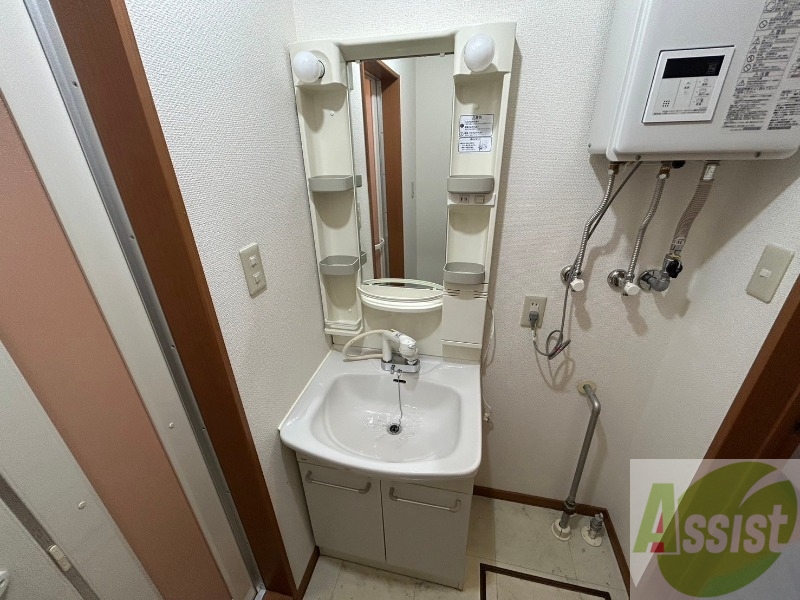 洗面設備　独立洗面台です。大きくてよいですね。シャンプーもできます。