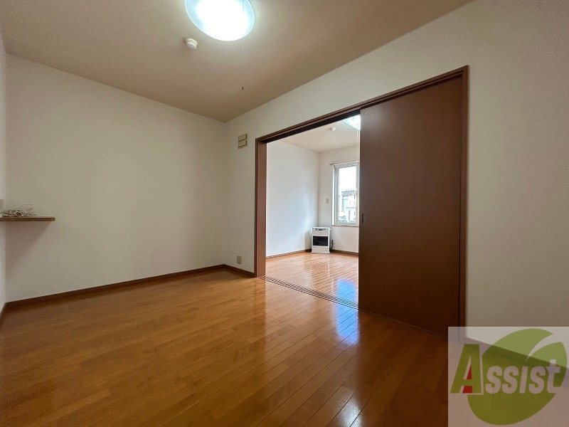 居室・リビング　木目のフローリングは落ち着きのある印象のお部屋になりますね。