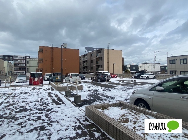 【札幌市西区発寒十条のマンションの駐車場】