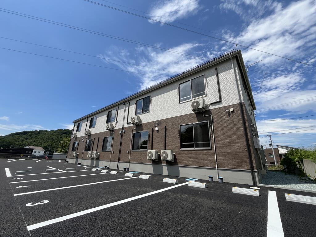 上山市みはらしの丘のアパートの建物外観