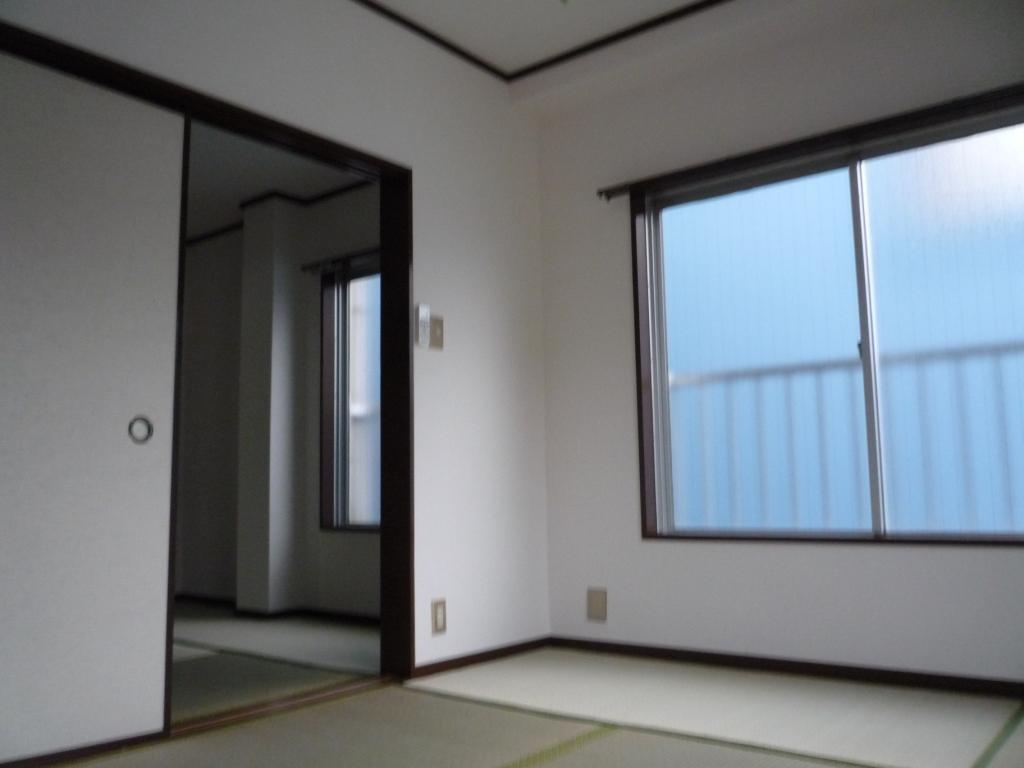 花岡マンションの居間写真
