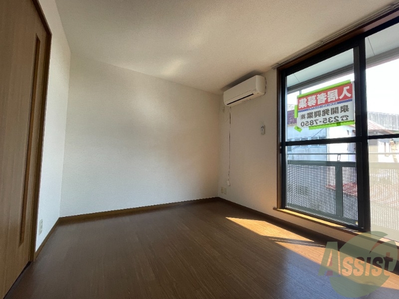 居室・リビング　６帖の洋室です、広々としていて綺麗ですね！