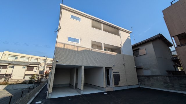 【岸和田市沼町のアパートの建物外観】