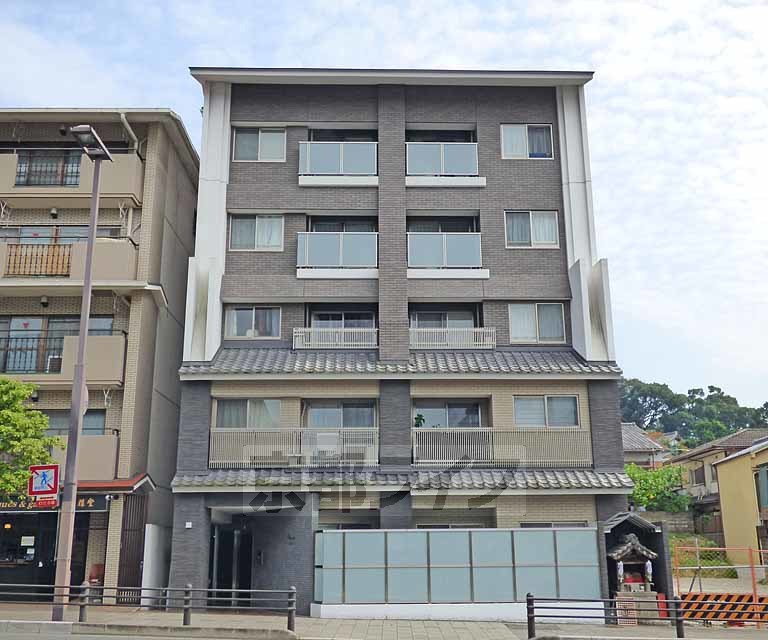 京都市東山区東町のマンションの建物外観