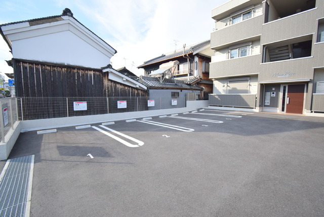 【大和高田市今里町のアパートの駐車場】