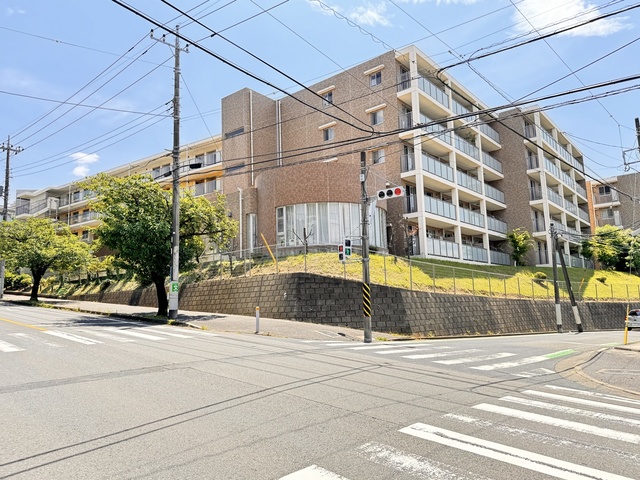 横浜市青葉区青葉台のマンションの建物外観