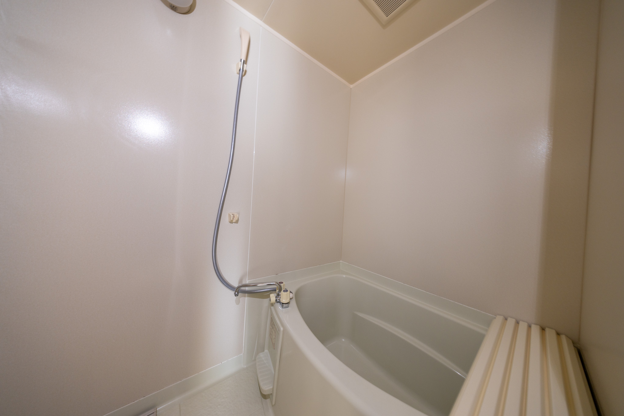 バス・シャワールーム　バストイレ別で清潔な浴室