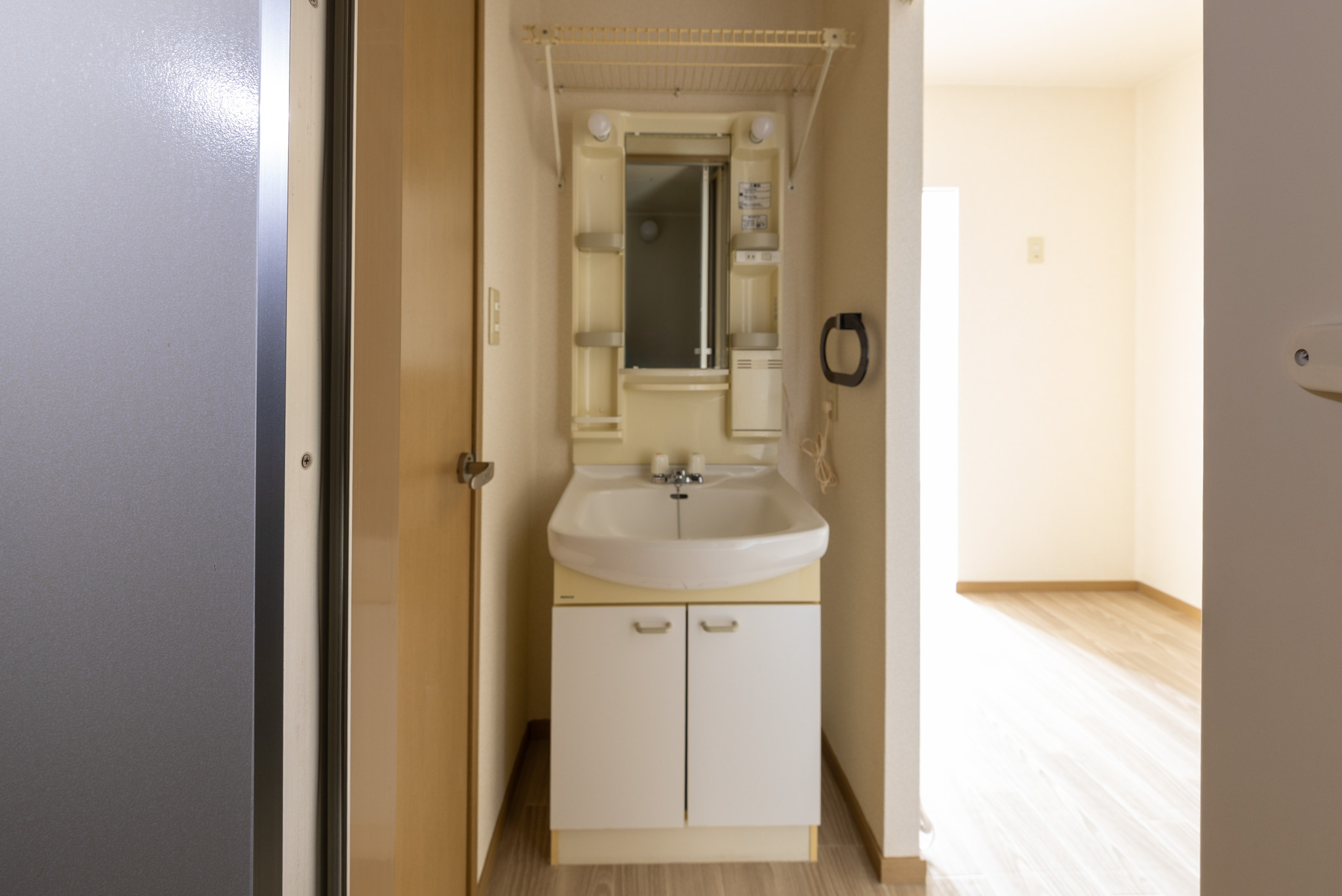 洗面設備　独立洗面台付きで朝の身支度もスムーズ