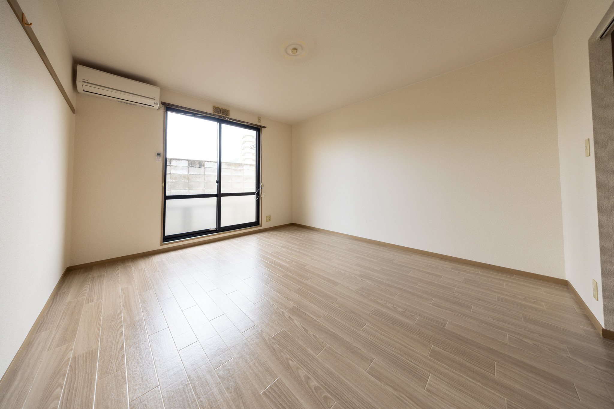 居室・リビング　東向きで朝日が差し込む明るい居室