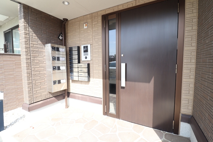 エントランス　宅配ボックス設置済み！