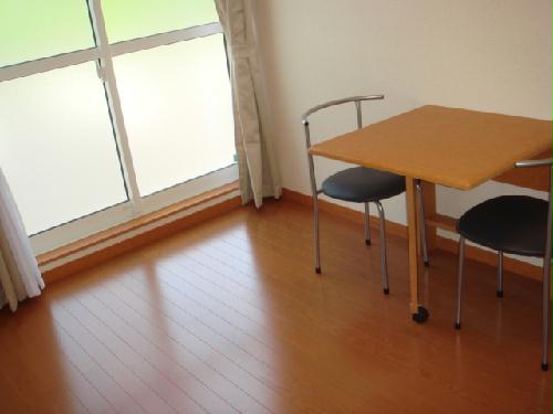 居室・リビング　テーブルは折り畳めます。