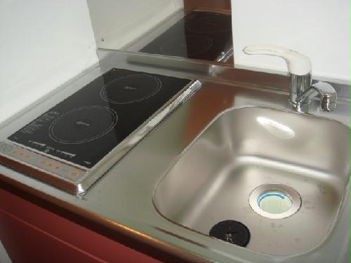 キッチン　キッチンはコンロ下に収納棚付き。