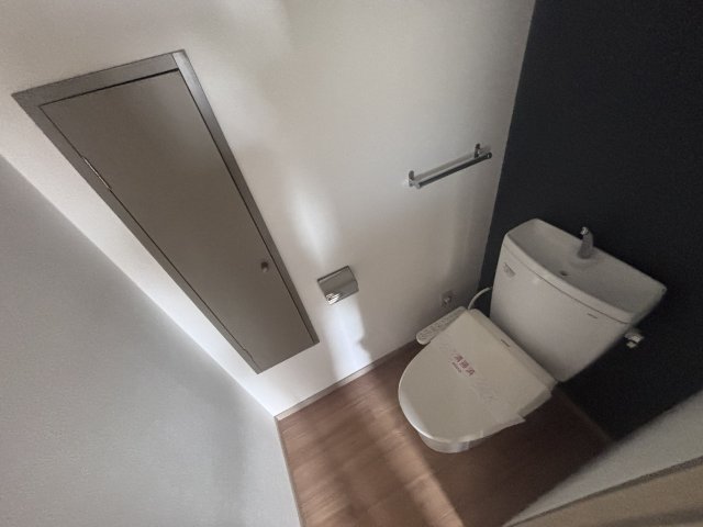 トイレ　収納付き綺麗なトイレです