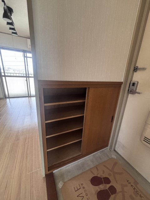 玄関　玄関横シューズ収納スペース付き