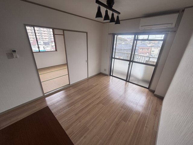 居室・リビング　広々と使えるので快適にお過ごし頂けます。オシャレな電気付き