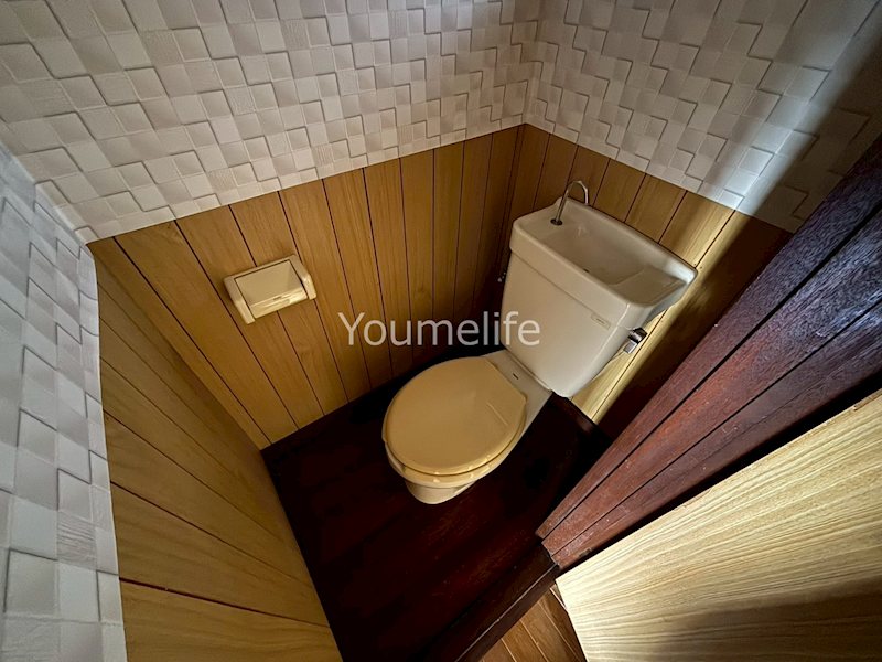 トイレ　反転別部屋になります。