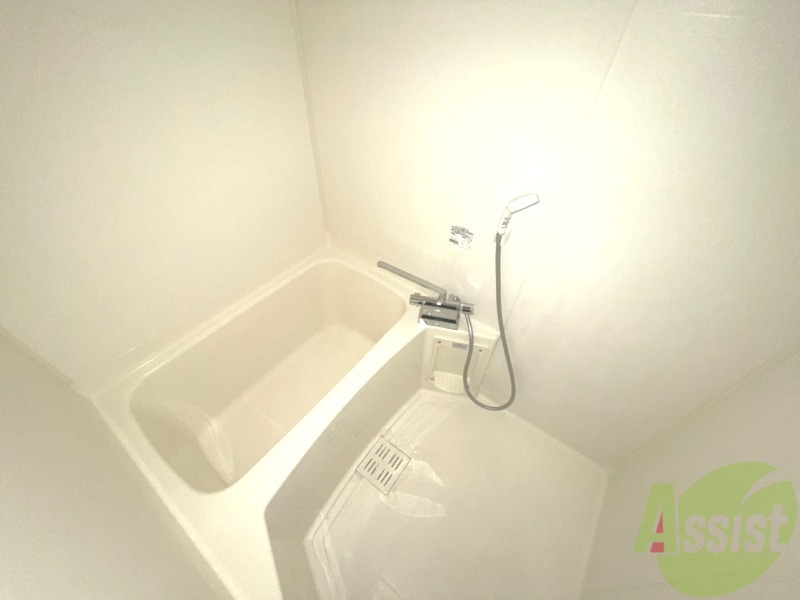 バス・シャワールーム　バスルームもゆったりとしていて、疲れを癒せそうです。