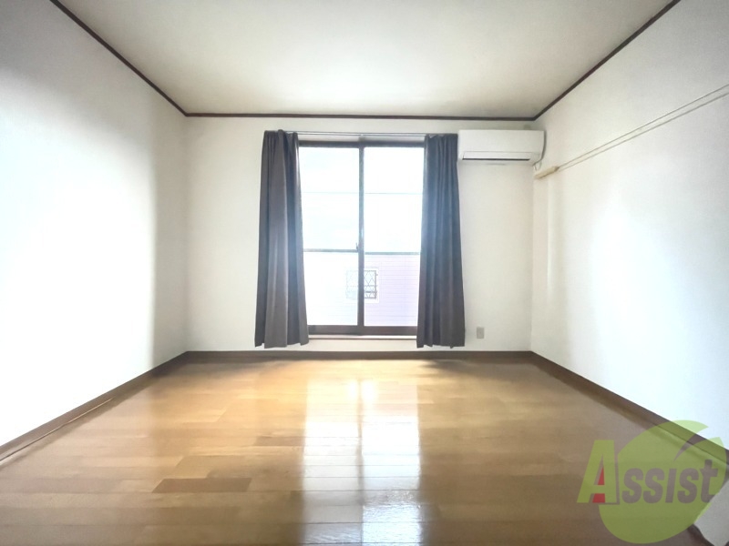 居室・リビング　８帖ほどある間取りは、奥行きがあり広くお使い頂けますよ。