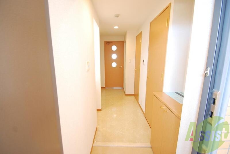 玄関　玄関に入るとリビングから一直線、明るい光が差し込みます。