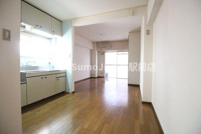 居室・リビング　こちらのリビングで趣味の時間をお楽しみください