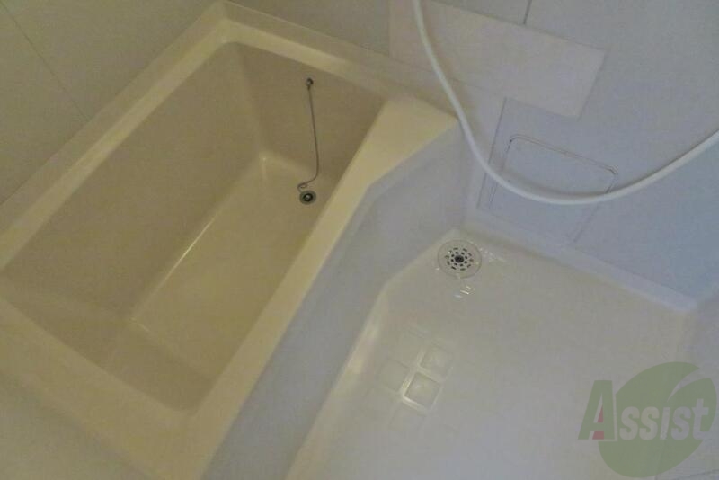 バス・シャワールーム　お風呂はシャワー付きで湯たり入れる広さです。