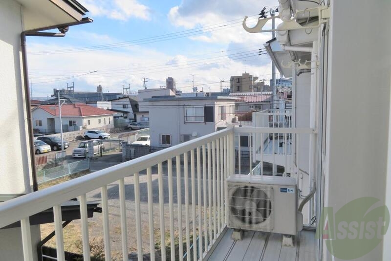 バルコニー　バルコニーも洗濯物を干すには十分です。