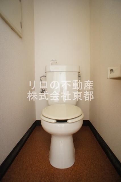 トイレ　白基調で清潔感のあるトイレです♪