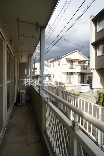 バルコニー　お天気のいい日は洗濯物も気持ちよく干せますね！